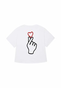 Witte t-shirt met een zwarte omtrek van een hand die een gebaar maakt, met daarboven een rood hart, wat liefde of genegenheid symboliseert.