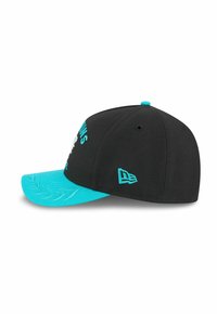 Schwarze Kappe mit türkisfarbenem Schirm, ausgestattet mit weißer Stickerei und einem Logo. Strukturiertes Gewebe, feste Form und Akzent mit Knopf hinten.