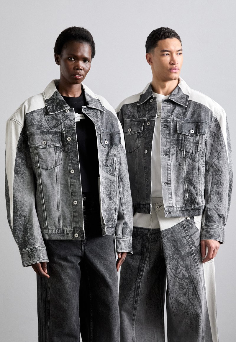 Feng Chen Wang DECONSTRUCTION OVERSIZED JACKET UNISEX - Τζιν μπουφάν - black/grey