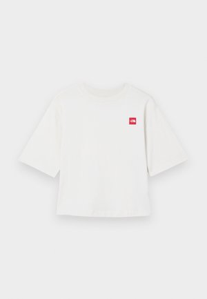 Baltas īsām piedurknēm T-krekls, izgatavots no kokvilnas. Iezīmēts ar mazu sarkanu kvadrātu uz kreisā krūšu apgabala. Taisna griezuma. Mīksta tekstūra.