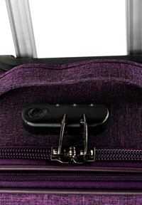 Maleta de tela morada con cierre de cremallera y candado de combinación con dos cremalleras metálicas. Superficie texturizada con un diseño elegante y moderno.