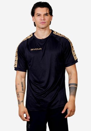 Maglietta sportiva nera a maniche corte con logo dorato e motivo a contrasto sulle spalle. Tessuto leggero e liscio con una vestibilità rilassata.