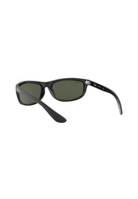 Schwarze Kunststoffsonnenbrille mit grünen Gläsern, gebogenem Rahmen und geraden Bügeln. Auf dem linken Bügel befindet sich ein Logo sowie ein CE-Zeichen.
