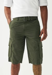 Pantaloni scurți cargo de culoare verde oliv, confecționați dintr-un material ușor, având multiple buzunare, un tiv drept și o curea asortată cu detalii de cataramă.