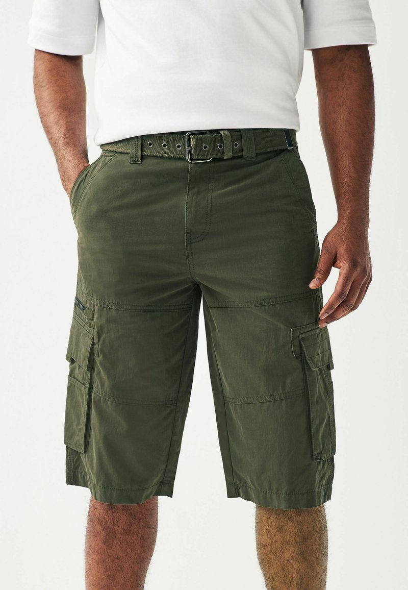 Pantaloni scurți cargo de culoare verde oliv, confecționați dintr-un material ușor, având multiple buzunare, un tiv drept și o curea asortată cu detalii de cataramă.