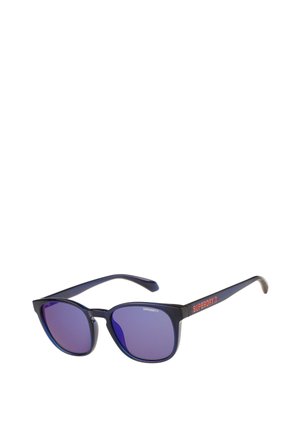 Schwarze Superdry-Sonnenbrille mit blauen, reflektierenden Gläsern und orangem Markennamen am Bügel vor weißem Hintergrund.