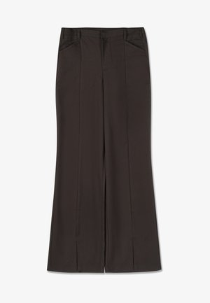 Pantaloni marroni in tessuto morbido, caratterizzati da due tasche frontali, un design a gamba dritta e sottili pieghe frontali con spacchi laterali all'orlo.