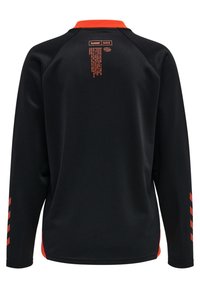 Jersey negro de manga larga con acentos naranjas en el collar y las costuras laterales. Presenta una marca y texto naranjas en la parte posterior. Textura suave.