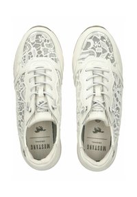 Sneakers bianchi con sovrapposizioni in rete a forma di lacci, caratterizzati da una punta rotonda, un colletto imbottito e lacci bianchi con un logo sulla soletta.