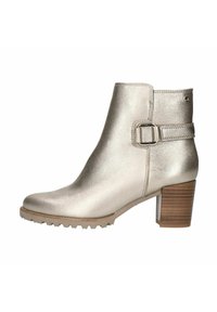Metallisch silberne Ankle Boots mit runder Zehe, kontrastierendem braunem Blockabsatz und seitlichem Schnallendetail. Texturiertes Obermaterial und robuste Sohle.