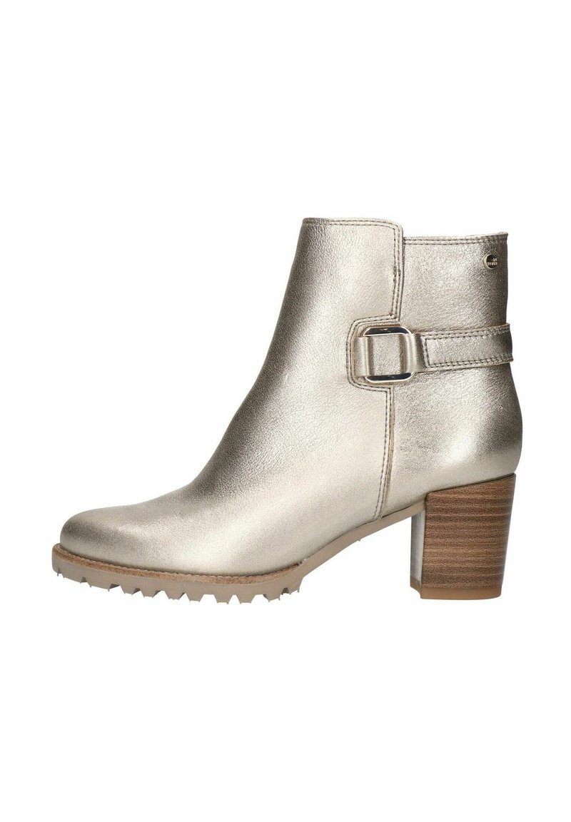 Metallisch silberne Ankle Boots mit runder Zehe, kontrastierendem braunem Blockabsatz und seitlichem Schnallendetail. Texturiertes Obermaterial und robuste Sohle.
