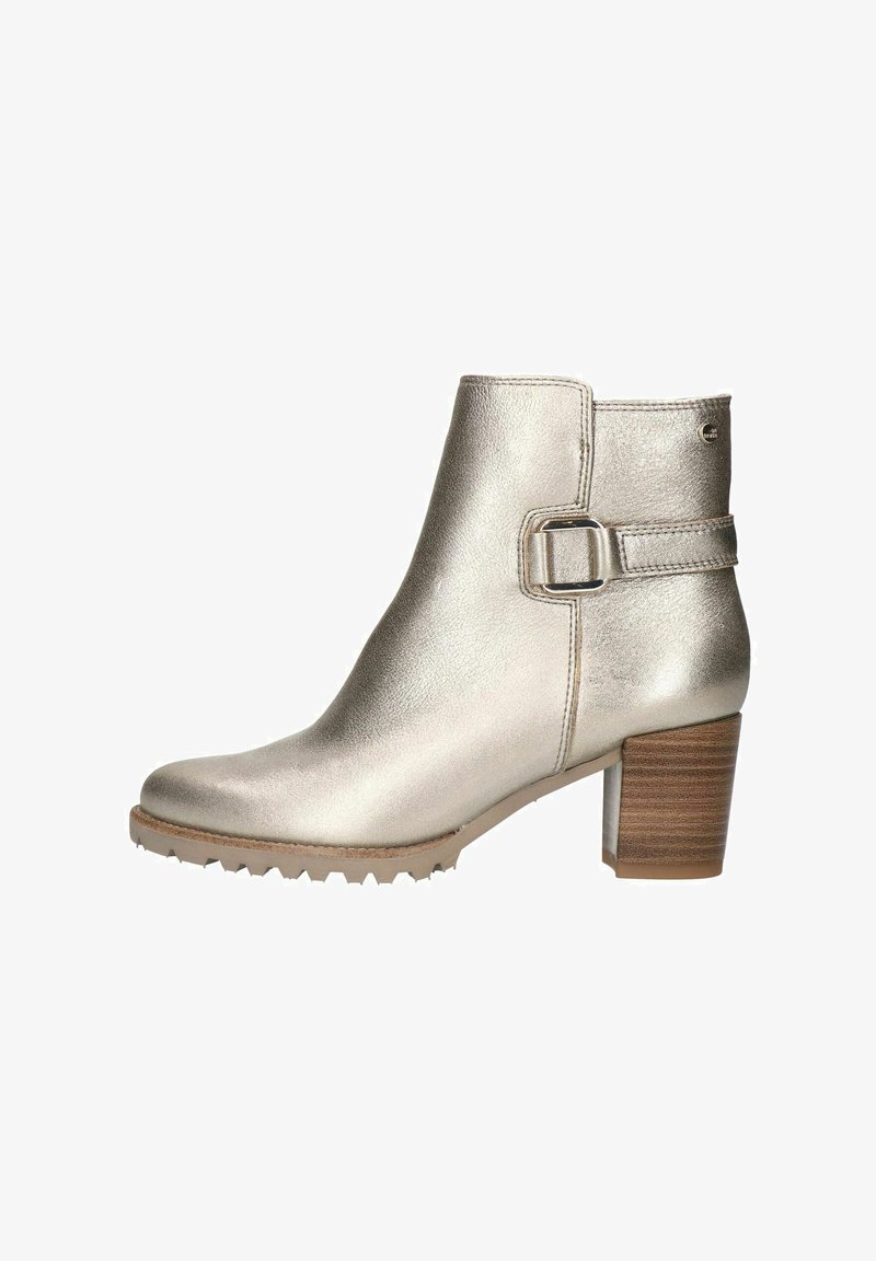 Metallisch silberne Ankle Boots mit runder Zehe, kontrastierendem braunem Blockabsatz und seitlichem Schnallendetail. Texturiertes Obermaterial und robuste Sohle.