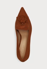 Barna velúr lapos cipő hegyes orral, díszes bojt és redőzött dizájnnal a felső részen, bézs béléssel.