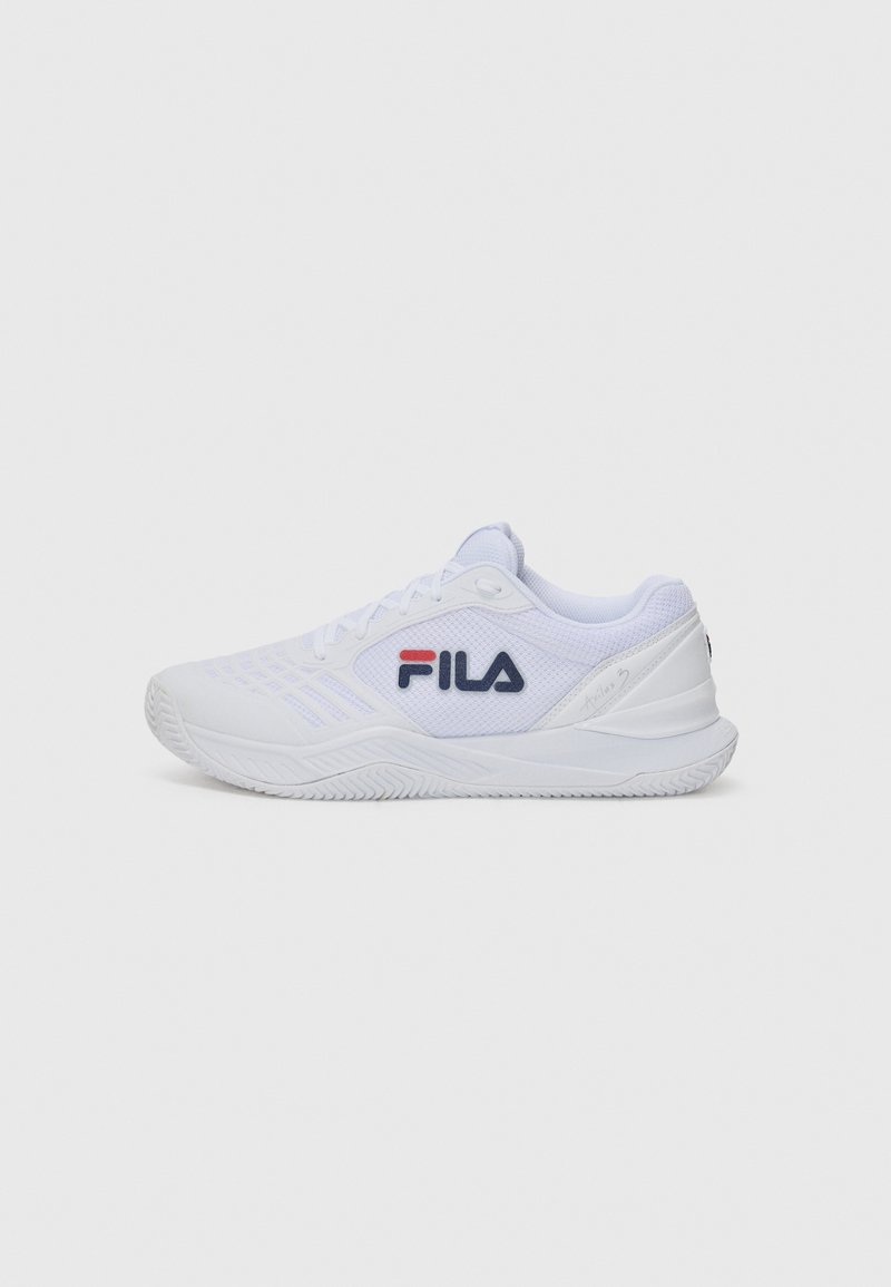 Zapatillas deportivas blancas con parte superior de malla, suela texturizada y logo de Fila en rojo y azul en el costado; diseñadas para la comodidad y el rendimiento.