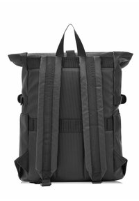 Czarny plecak z wypełnieniem, z regulowanymi paskami na ramiona, uchwytem górnym i bocznymi kieszeniami, pokazany od tyłu na białym tle.