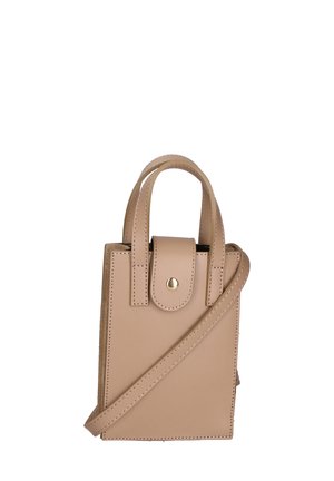 Bruine leren handtas met twee korte handvatten en een afneembare schouderriem, met een klepsluiting met een gouden drukknoop en net stiksel.