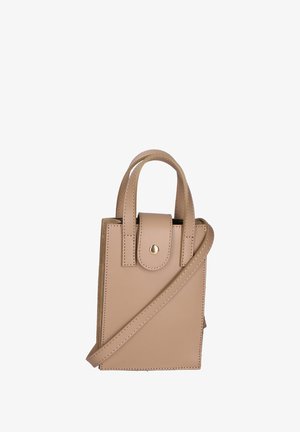 Sac à main en cuir tan avec deux poignées courtes et une bandoulière amovible, présentant une fermeture à rabat avec un bouton-pression doré et des coutures soignées.