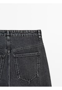 Vue arrière d’un jean en denim gris foncé montrant des passants de ceinture et deux poches arrière cousues sur un fond blanc.