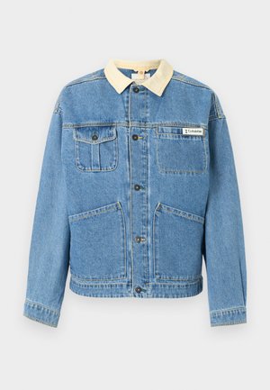 Ανοιχτό μπλε τζιν μπουφάν με μπεζ γιακά, μαύρα κουμπιά, τέσσερις μπροστινές τσέπες και λογότυπο Columbia στην πάνω δεξιά τσέπη στο στήθος.