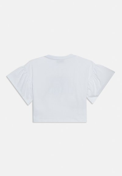 Λευκό cropped T-shirt με κοντά φουσκωτά μανίκια και στρογγυλή λαιμόκοψη, εμφανιζόμενο από πίσω πάνω σε απλό φόντο.