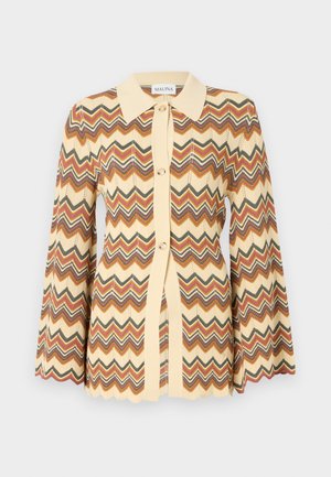 Strikket cardigan med et zigzag-mønster i creme, rust, grå og brun. Lange klokkeærmer med bølgede kanter. Lukning foran med knapper.