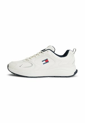 Witte sportschoenen met een gestructureerde leren bovenkant, marineblauwe accenten, logo-opdruk aan de zijkant en een gevoerde zool voor comfort.