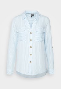 Ljusblå randskjorta med lång ärm, notchkrage, två bröstfickor och guldknappar fram. Slät tygtextur.