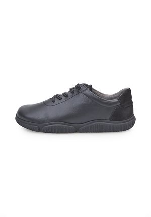 Adidași negri din piele cu o textură netedă, vârful rotund, design cu șireturi și gleznă căptușită; au o talpă din cauciuc cu accente striate.