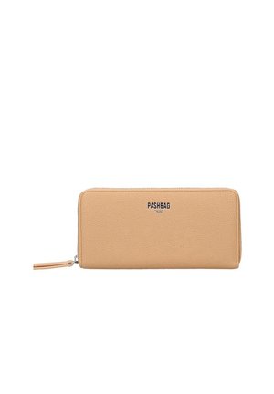 Portafoglio da polso rettangolare in pelle beige con chiusura con zip e piccola cinghia, marchiato con "PASHBAG MILANO" al centro davanti.