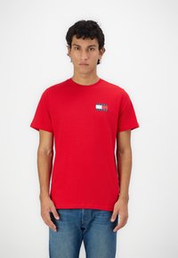 Tommy Jeans - SLIM ESSENTIAL FLAG TEE - T-shirts print - red hot Miniaturebillede 1