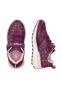 Baskets violettes avec des motifs d'étoiles, présentant une tige en cuir et en mesh, des accents roses, une sangle Velcro et une semelle blanche avec une traction violette.