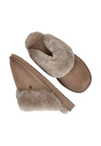Beige suède pantoffels met een pluche, lichtbruine bontvoering en een iets hellende wigvorm. Platte zool met minimale profiel.