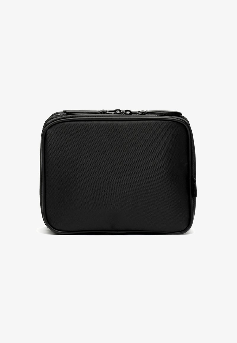 Čierna obdĺžniková taška z textúrovaného materiálu, so hladkým zipsom a minimalistickým dizajnom bez viditeľného loga.