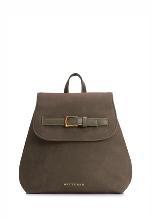 Zaino in suede marrone con patta frontale fissata da una cinghia con fibbia dorata, maniglia superiore e logo "Wittchen" dorato alla base.