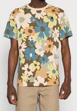 Camiseta con estampado floral en marrón, que presenta flores en azul, verde, naranja y blanco. Cuello redondo y mangas cortas. Logo de "The North Face" impreso.