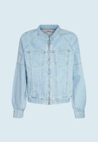 Chaqueta de mezclilla azul claro con cremallera frontal, dos bolsillos en el pecho, cintura elástica y puños acanalados. Presenta un cuello estilo bomber y detalles de costura.
