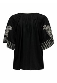 Blusa negra con un cuerpo holgado, mangas cortas y anchas que presentan bordados decorativos en blanco y un ribete a lo largo de los bordes.