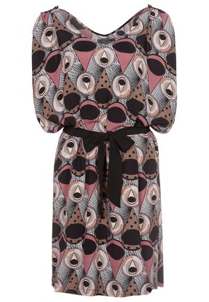 Robe à manches courtes en tissu à motifs présentant des formes géométriques aux couleurs marron, rose et noir, avec une ceinture noire nouée à la taille.