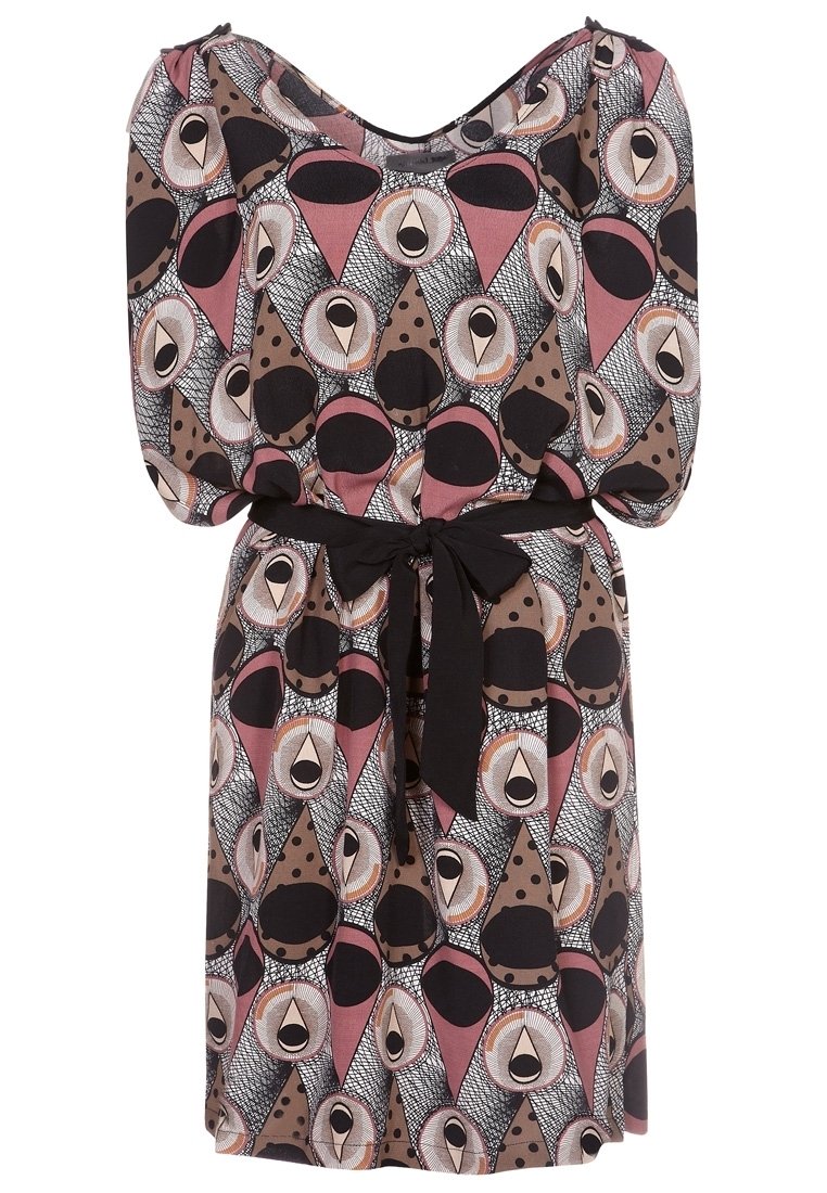 Abito a maniche corte in tessuto stampato con forme geometriche nei toni di marrone, rosa e nero, con una cintura nera annodata in vita.