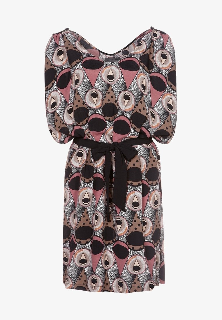 Abito a maniche corte in tessuto stampato con forme geometriche nei toni di marrone, rosa e nero, con una cintura nera annodata in vita.