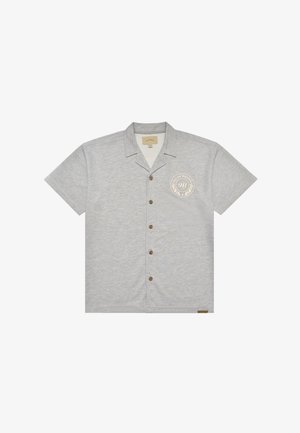 Camisa de manga corta de color gris claro con botones y cuello, con el emblema "911 Pas de Monaco" en el pecho izquierdo.