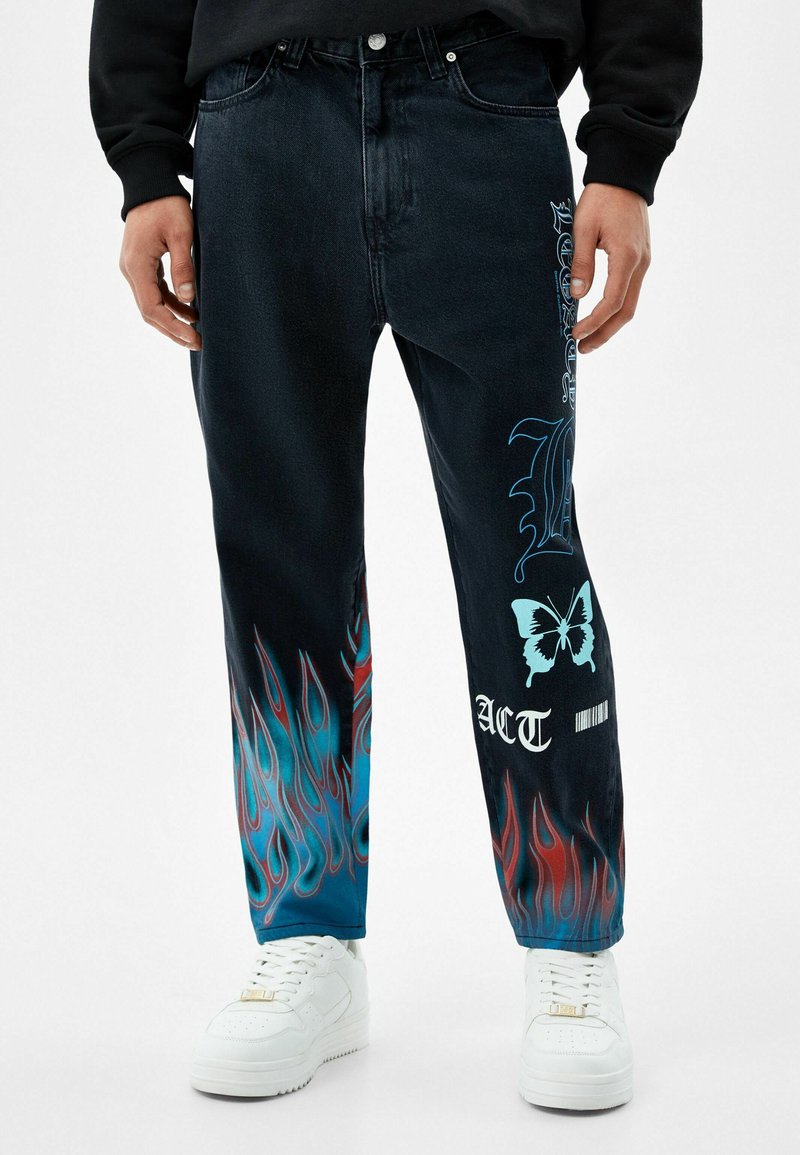 Černé džíny z denimu s modrými plamennými grafikami, motivem motýlů a textovými akcenty. Střih s uvolněným fit a rovnými nohavicemi.