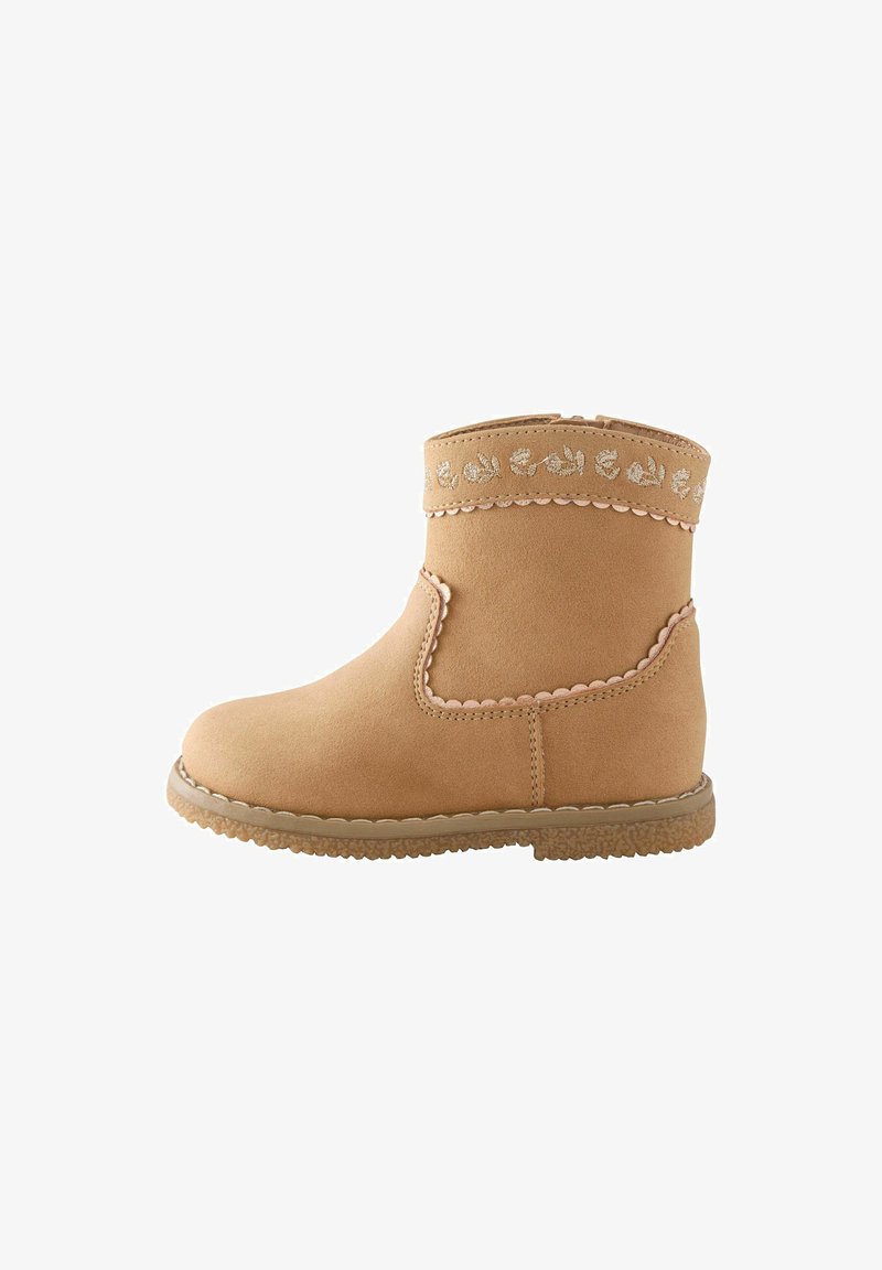 Kinderknöchelstiefel aus beige Veloursleder mit gewellten Kanten und Blumenstickerei am oberen Rand, flache Sohle mit strukturiertem Grip.
