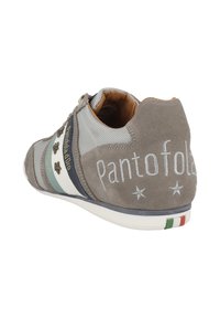 Sneaker in suede grigio con dettagli in mesh, strisce azzurre e logo ricamato. Presenta una suola in gomma con i colori della bandiera italiana sul tallone.