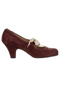 Scarpa con tacco alta in suede bordeaux, con punta tonda e design ritagliato, caratterizzata da un accento in nastro beige sul davanti.