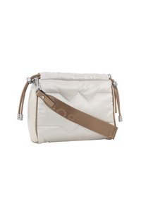 Vaaleanbeige tikattu olkalaukku, jossa on ruskea säädettävä hihna, hopeiset yksityiskohdat ja nyörisuljenta, sileä pinta.