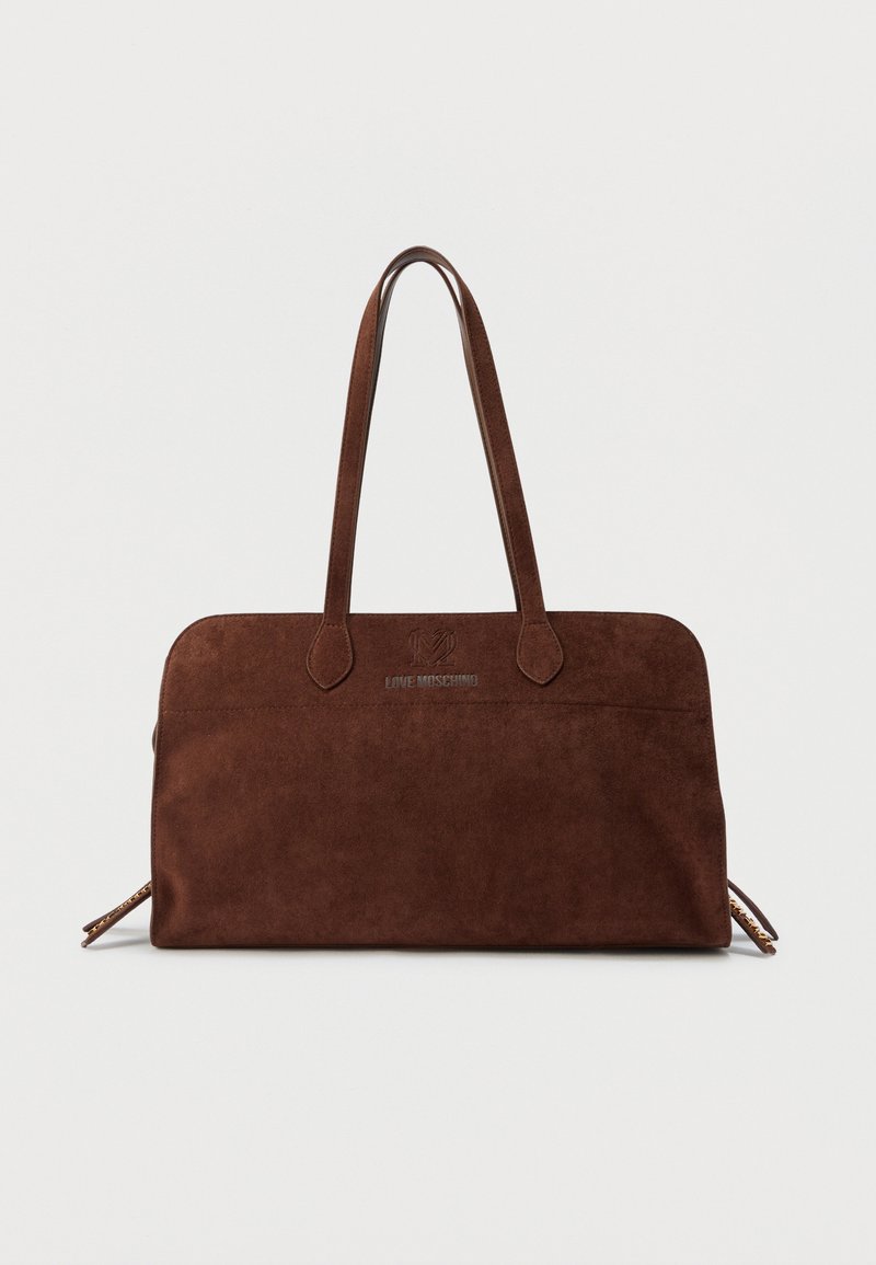 Καφέ σουέτ τσάντα tote με δύο λαβές, ορθογώνιο σχήμα και διακριτικό ανάγλυφο λογότυπο Love Moschino στο μπροστινό μέρος.