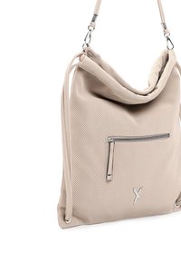 Bolso de cuero beige perforado con un diseño holgado, correa de hombro única y bolsillo delantero con cremallera. Presenta acentos de hardware plateado.