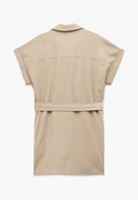 Abito camicia beige con colletto, maniche corte e cintura legata in vita. Tessuto liscio con vestibilità comoda e dettaglio sul retro.