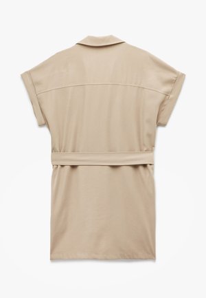 Robe chemise beige avec un col, des manches courtes et une ceinture nouée à la taille. Tissu lisse avec une coupe décontractée et un empiècement au dos.